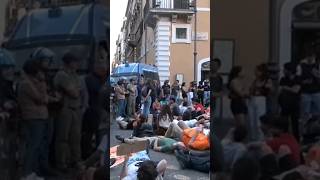 La polizia blocca gli attivisti di Ultima Generazione diretti a Palazzo Chigi shorts news [upl. by Outhe48]