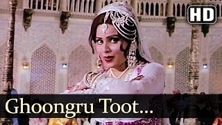 Ghoongru Toot Gaye  Mujra  Sulakshana Pandit  Amjad Khan  Dharam Kanta  Bollywood Songs [upl. by Adeirf570]