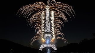 La Fête nationale française  Paris  Tour Eiffel  14 juillet 2015 Feu dartifice [upl. by Ludlew]