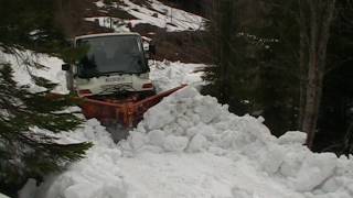 Unimogdéneigement de la route des Nants [upl. by Amoreta]