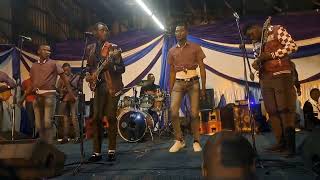 Esau amp tatenda macheso performance  MUTARE pickn pay  Song dai MAVAGONESA [upl. by Hanahs]