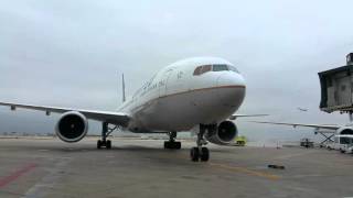 WATER CANNON SALUTE United Airlines Captains Retirement Flight N777UA 10272015 [upl. by Elia]