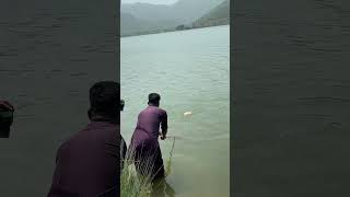 Tarbela dam clips fishermen fishcatching fish fishing [upl. by Brouwer]