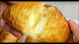 شوصون بالجبن بعجينة مورّقة سهلة التحضير Chaussons au fromage avec une pâte feuilletée facile [upl. by Elleval]