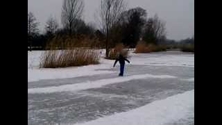 Glenn oefent overstap pootje over bij schaatsen in quot8 vormquot [upl. by Erual800]