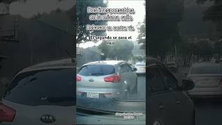 Idiota al volante  Rebasan en contra vía transito vialidad trafico agentedetransito [upl. by Sindee]