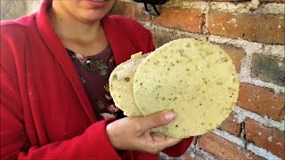 Asi se hacen las Tostadas Raspadas tradicionales para las tostadas mexicanas [upl. by Pietrek]