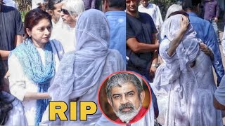 Bhagyashree Consoling Rituraj Singhs Wife at Funeral [upl. by Cirda]