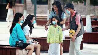 Old Man Doesnt Know How to Tie Granddaughters Hair  Social Experiment 看见不会帮孙女扎头发的爷爷，路人一把将女孩抱到自己腿上 [upl. by Anaz]