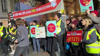 Demo für Lohnerhöhung 😱🔥 Kino Mitarbeiter streiken  Berlinale 15022024 ￼￼ [upl. by Aryam]