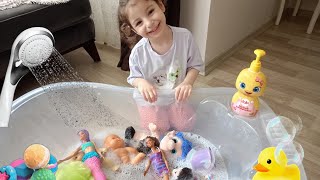 Kız Oyunları Ayliz Deniz kızı Barbie ve Oyuncak Bebeklerine Banyo Yaptırıyor Evcilik videoları [upl. by Bari]