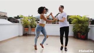 Salsa Caleña Pareja Bailando en Cali Colombia 🔥🔥🔥 [upl. by Arita]