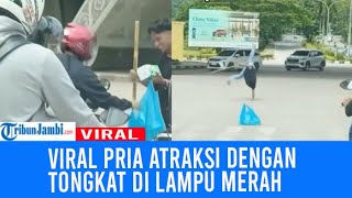 Viral Pria Atraksi dengan Tongkat di Lampu Merah Sambil Jualan Tisu Tuai Pujian Netizen [upl. by Yesrej]