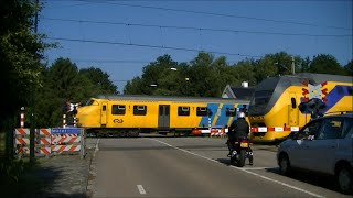 Spoorwegovergang Maarheeze  Dutch railroad crossing [upl. by Haodnanehs]