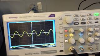 Using a Tektronix oscilloscope [upl. by Nrubloc865]