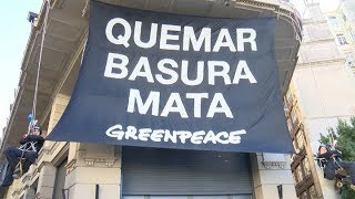 Activistas de Greenpeace se manifestaron frente a la Legislatura contra la incineración de basura [upl. by Hauge]