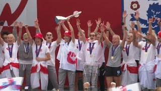 Euro féminin lAngleterre fête son titre à Trafalgar Square  AFP Images [upl. by Eeral]