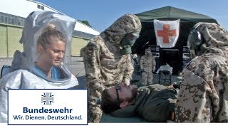 Dekontamination von Verwundeten  Sanitätsübung bei der Bundeswehr [upl. by Anwahs]