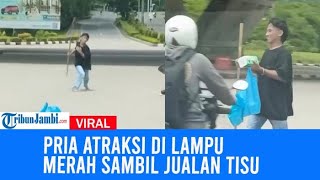 Viral Pria Atraksi Dengan Tongkat Di Lampu Merah Sambil Jualan Tisu Pengendara Takjub Tuai Sorotan [upl. by Vincenty]