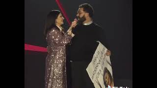 Laura Pausini canta i canti della chiesa nel suo concerto a Bari in compagnia di Don Piero [upl. by Belcher36]