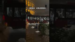 Nubifragio a Roma al Colosseo fiumi dacqua e sacchi di immondizia che galleggiano [upl. by Derman795]