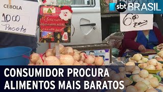 Com alta nos preços consumidor procura alimentos mais baratos  SBT Brasil 251122 [upl. by Schaffel]