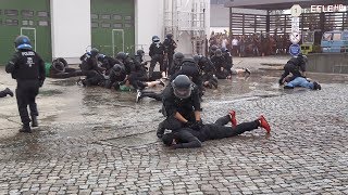 Nieder mit den Hooligans Bereitschaftspolizei Leipzig zeigt Wasserwerfer Sonderwagen und BFE [upl. by Ajiat]