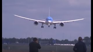 Piloot Dreamliner haalt grapje uit vliegtuigspotters in paniek [upl. by Yrrok366]