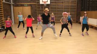 Zumba kids på Danscenter Piradinha  Gabriel Valim amp Henry Mendez [upl. by Johen]