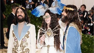 Lana del Rey impacta con su performance de moda y religión en la gala MET 2018 [upl. by Chin762]