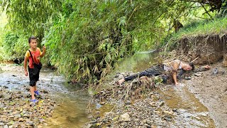 The uncle drifted and woke up downstream of the stream while Phuong Vy continued to search [upl. by Oihsoy847]