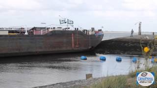 Binnenvaarttanker vastgelopen op Oosterschelde bij Sint Philipsland [upl. by Atenik8]