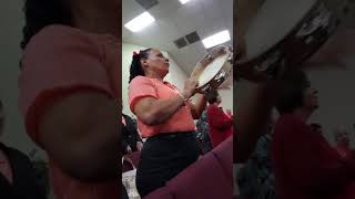 Pastor Luis y Damaris Rodriguez Tocando la pandereta Pentecostal [upl. by Aekal538]