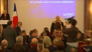 Francia una Femen interrompe il comizio di Marine Le Pen gridando “finta femminista” [upl. by Eeraj]