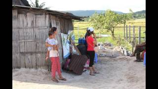 Smilin´Kids construit un petit village modèle au Cambodge [upl. by Sonstrom516]