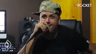 Nicky Jam improvisando con objetos [upl. by Nhguav]