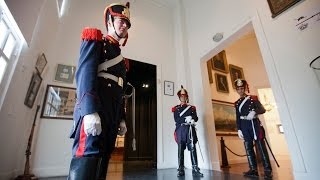 El uniforme histórico de los Granaderos en detalle [upl. by Jaquenetta543]