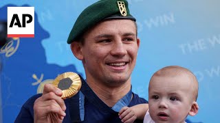 Ukrainian boxer Khyzhniak arrives in Kyiv after winning gold at Paris Olympics [upl. by Jaylene]