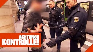 quotWas willst Du von mirquot Aggressiver Schwarzfahrer muss auf die Polizeiwache  Achtung Kontrolle [upl. by Giannini]