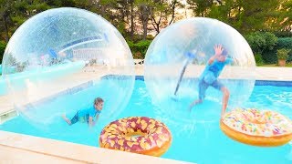 DÉFI PISCINE  ON MARCHE SUR L’EAU DANS DES BULLES GÉANTES AVEC DES GONFLABLES [upl. by Narik]