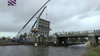 Sloop Drachtsterbrug Leeuwarden Verwijderen beweegbaar deel [upl. by Teragramyram190]