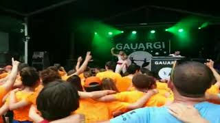 Gauargi taldea Aurrera Altsasu abestiarekin San Fermin jaietan [upl. by Tristas]