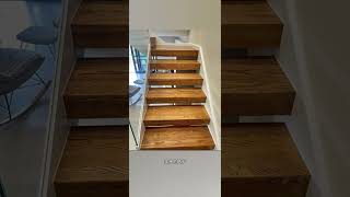 Escalera minimalista con balaustrada de cristal y peldaños de madera macizadesign [upl. by Aivatan]