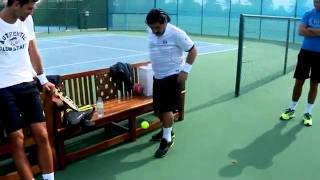 Maradona impresiona a Djokovic dominando pelota de tenis [upl. by Paapanen]