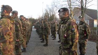 Cavalerist ruilt zwarte voor rode baret [upl. by Reede]