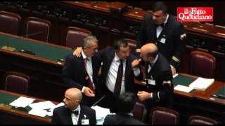 Camera caos in aula per lo svuotacarceri e Buonanno Lega Nord viene espulso [upl. by Uwkuhceki]