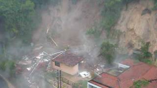 Enchente em Blumenau  Desmoronamento de casa na Rua Hermann Huscher  filmagem realizada pelo meu vizinho Maurício [upl. by Ellata285]