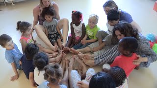 Atelier dexpression corporelle à la crèche René Quenouille [upl. by Elorac]