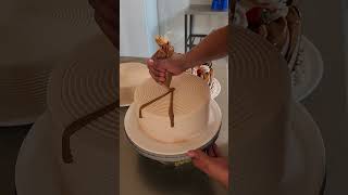 Como decorar una torta de chocolate facil tutorialscake shortscakedecorating chocolaterecipe [upl. by Bender361]