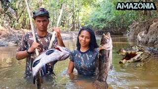 PESCA PRIMITIVA de ARPÃO e Peixe GRANDE no MEIO da FLORESTA AMAZÔNICA de cara com as FERAS PERIGOSAS [upl. by Lynden729]